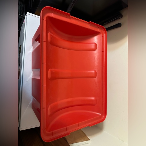 Vintage Rubbermaid Treasure Chest With Lid Storage Bin Tote Red Pirate - Picture 8 of 8